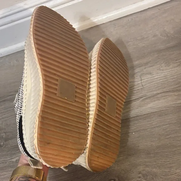 Dolce Vita Cream & Black Dannis Sneakers - Picture 4 of 6